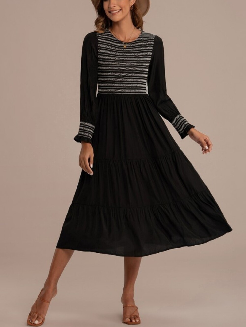 YAKIRA BELLA...Black & White Knit-Detail Long Sleeve Dress..Size:L